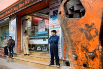 Ảnh: Người dân chặn trước cửa nhà phản đối tháo dỡ bậc tam cấp