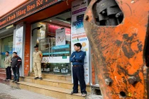 Ảnh: Người dân chặn trước cửa nhà phản đối tháo dỡ bậc tam cấp