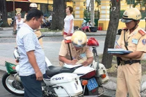 Sẽ phạt người đi xe máy không sang tên đổi chủ