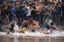 Ảnh: Vỡ trận ở lễ hội cướp phết nổi tiếng miền Bắc