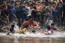 Ảnh: Vỡ trận ở lễ hội cướp phết nổi tiếng miền Bắc