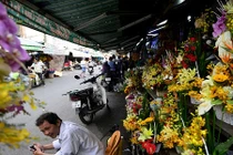 Ảnh: Vỉa hè, lòng đường biến mất ở chợ hoa lớn nhất Sài Gòn