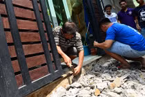 Ảnh: Quận Bình Thạnh đập bậc thềm trong hẻm