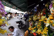 Ảnh: Vỉa hè, lòng đường biến mất ở chợ hoa lớn nhất Sài Gòn