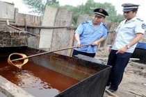 Hãi hùng cảnh chế biến dầu ăn bẩn đầu độc người mua