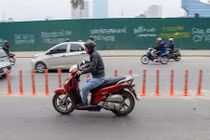 Ảnh: Ôtô, xe máy phóng vun vút trong làn buýt nhanh dù đường vắng