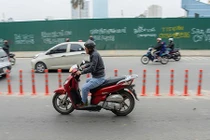 Ảnh: Ôtô, xe máy phóng vun vút trong làn buýt nhanh dù đường vắng