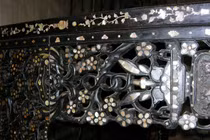 Cận cảnh giường ngủ chạm trổ cầu kỳ của nhà giàu xưa