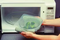 Hoa mắt đồ nhựa, loại nào dùng được với lò vi sóng?