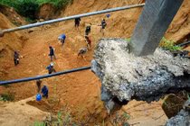 Ảnh: Nhiều “hố tử thần” sâu hoắm xuất hiện ở miền Trung