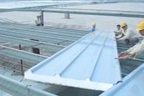 Chiêu chống nóng cho nhà mái tôn bị nắng hè hun đốt