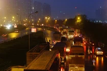 Ảnh: Hà Nội ùn tắc hàng cây số trong mưa mù