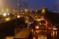 Ảnh: Hà Nội ùn tắc hàng cây số trong mưa mù