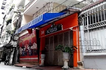 Bắt chủ quán karaoke cưỡng đoạt tiền của khách nước ngoài