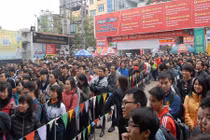 Rồng rắn xếp hàng mua điện thoại Lumia giá sốc ở HN