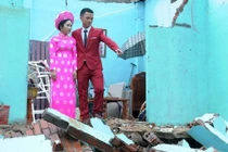 Ảnh rớt nước mắt đám cưới bên căn nhà tan hoang vì mưa lũ
