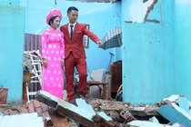 Ảnh rớt nước mắt đám cưới bên căn nhà tan hoang vì mưa lũ