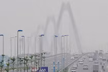 Ảnh: Cây cầu đẹp nhất Việt Nam bị sương mù bao phủ giữa trưa