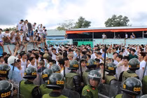 Cảnh sát dùng hơi cay trấn áp học viên cai nghiện đòi trốn