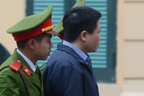 Ảnh: Xe đặc chủng dẫn giải Hà Văn Thắm và đồng phạm hầu tòa