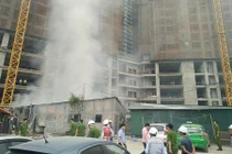 Ảnh: Khói lửa thiêu rụi lán công nhân ở Hà Nội