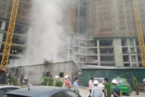 Ảnh: Khói lửa thiêu rụi lán công nhân ở Hà Nội