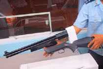 Tóm gọn kiện hàng chuyển lậu súng qua đường hàng không