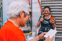 Ảnh: Đôi vợ chồng già câm điếc bám trụ vỉa hè mưu sinh