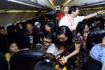 Hành khách bất ngờ đến ngỡ ngàng cùng Vietjet vui đón Trung thu