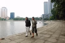 Ảnh: Người dân thư thái dạo hồ Thành Công bị đề xuất lấp