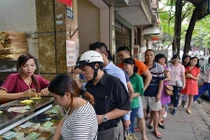 Bánh Trung thu Bảo Phương vẫn mở cửa hút khách chấp lệnh cấm