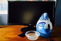 7 lỗi chí tử thường mắc khi vệ sinh màn hình tivi