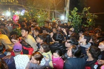 Ngàn người đổ xô về lễ hội chợ đình Bích La