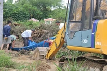 Dân nổi giận vì mồ mả bị san bằng lúc nào không biết