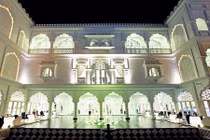 Biệt thự trắng xa hoa của đại gia ở Phú Mỹ Hưng