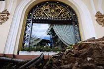 Vỉa hè khách sạn Majestic ngổn ngang sau khi bồn cây bị tháo dỡ