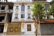 Ngắm biệt thự trắng nổi bần bật trên phố Hà Nội