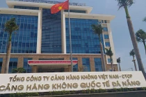 Đội trưởng an ninh sân bay lấy tài sản của khách