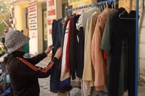 Ấm lòng tủ quần áo mùa đông “ai thiếu đến lấy” ở Hà Nội