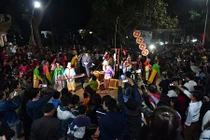 Ảnh: Hàng nghìn người chen nhau xem lễ hội phồn thực giữa khuya