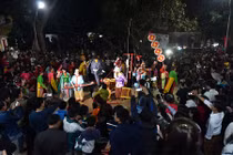 Ảnh: Hàng nghìn người chen nhau xem lễ hội phồn thực giữa khuya