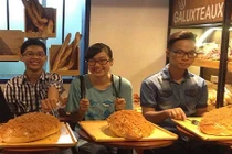 Khuyến mãi ăn bánh được tiền, khách ùn ùn thử sức