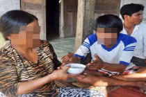 Bị con gái người tình tố hiếp dâm mẹ, phải mang heo chuộc tội