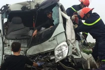 Ảnh: Cảnh sát cắt nóc xe tải cứu tài xế kẹt trong cabin