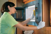 6 bước làm sạch lò vi sóng đúng cách, an toàn