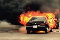 Hiện trường khói lửa ô tô cháy trơ khung trên phố Hà Nội