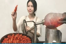 '“Thánh nữ công sở” nướng tôm bằng máy nổ bỏng ven đường 