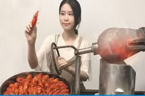 '“Thánh nữ công sở” nướng tôm bằng máy nổ bỏng ven đường 