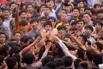 Náo loạn vì trăm thanh niên giẫm đạp cướp phết Hiền Quan