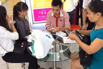 Dân Hà Nội nhộn nhịp sắm bộ đôi iPhone 6S chính hãng